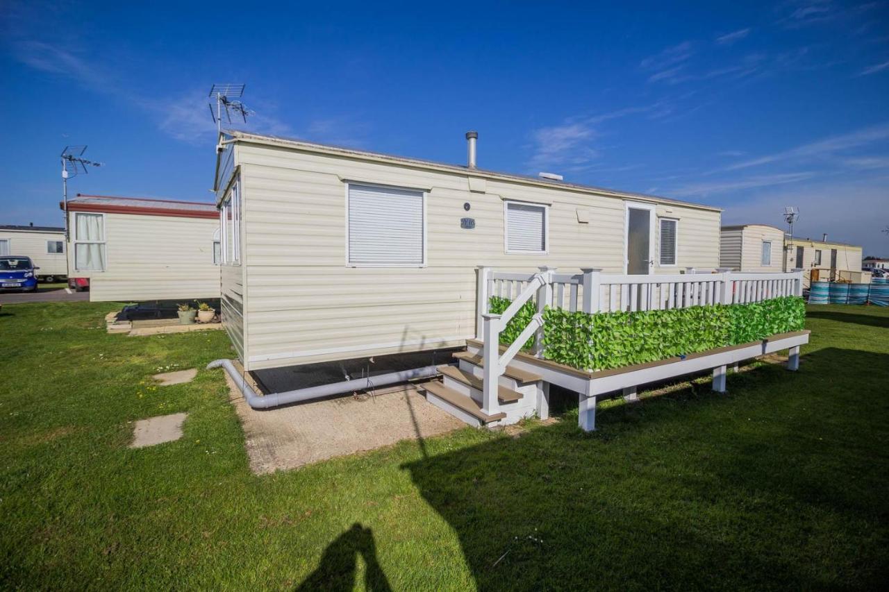 Hotel 6 Berth Caravan With Decking At Martello Beach Holiday Park In Essex Ref 29016Y Clacton-on-Sea Exterior foto