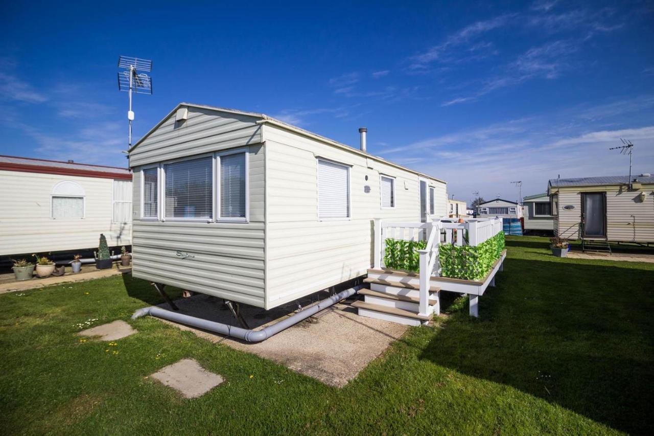Hotel 6 Berth Caravan With Decking At Martello Beach Holiday Park In Essex Ref 29016Y Clacton-on-Sea Exterior foto
