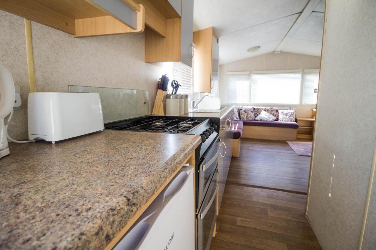 Hotel 6 Berth Caravan With Decking At Martello Beach Holiday Park In Essex Ref 29016Y Clacton-on-Sea Exterior foto