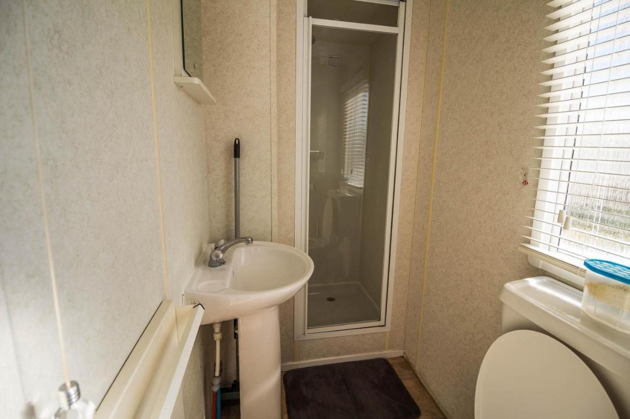 Hotel 6 Berth Caravan With Decking At Martello Beach Holiday Park In Essex Ref 29016Y Clacton-on-Sea Exterior foto