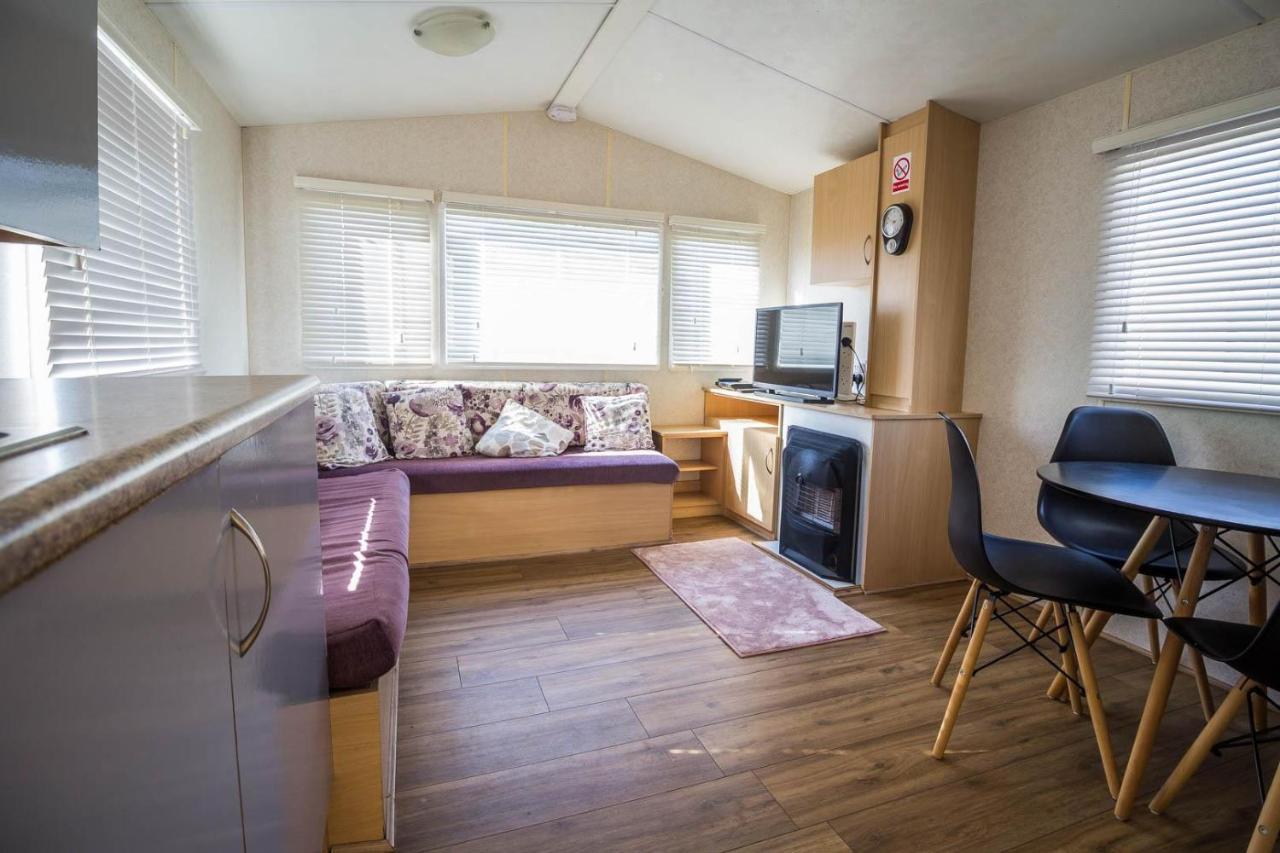 Hotel 6 Berth Caravan With Decking At Martello Beach Holiday Park In Essex Ref 29016Y Clacton-on-Sea Exterior foto