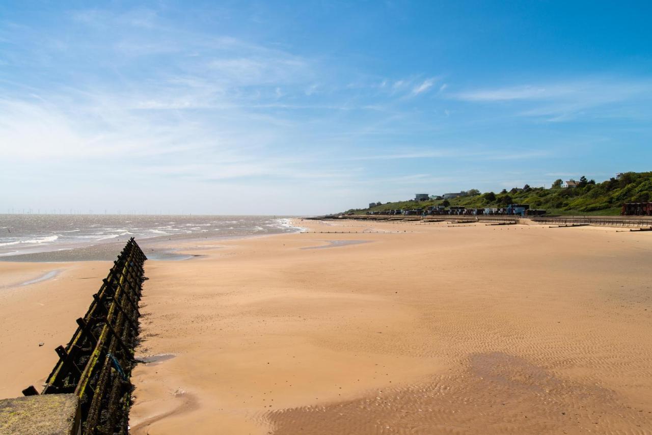 Hotel 6 Berth Caravan With Decking At Martello Beach Holiday Park In Essex Ref 29016Y Clacton-on-Sea Exterior foto